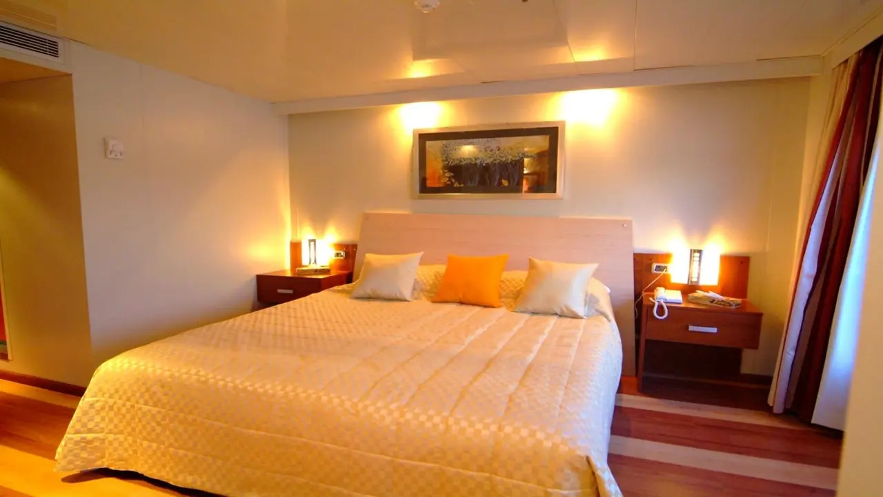 MS Blue Shadow IV, cabin