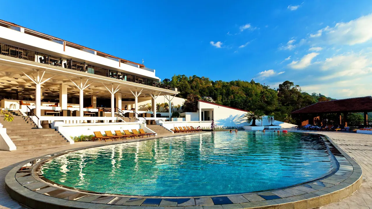 Cinnamon Citadel, Kandy, pool