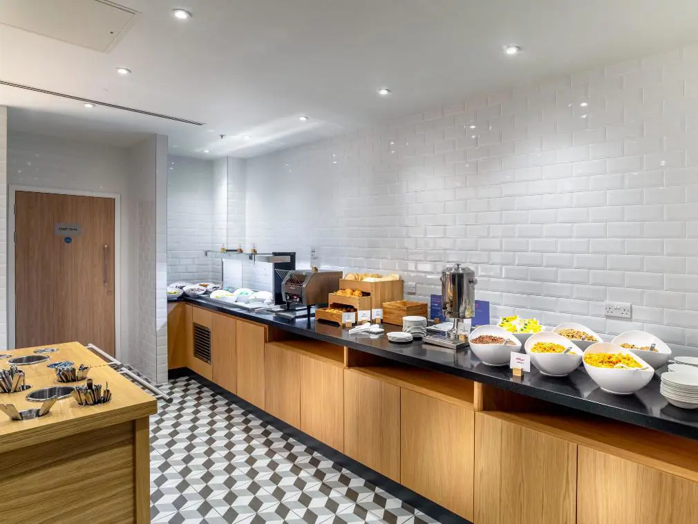 Holiday Inn Express Hounslow 5761750020 4X3 (1)