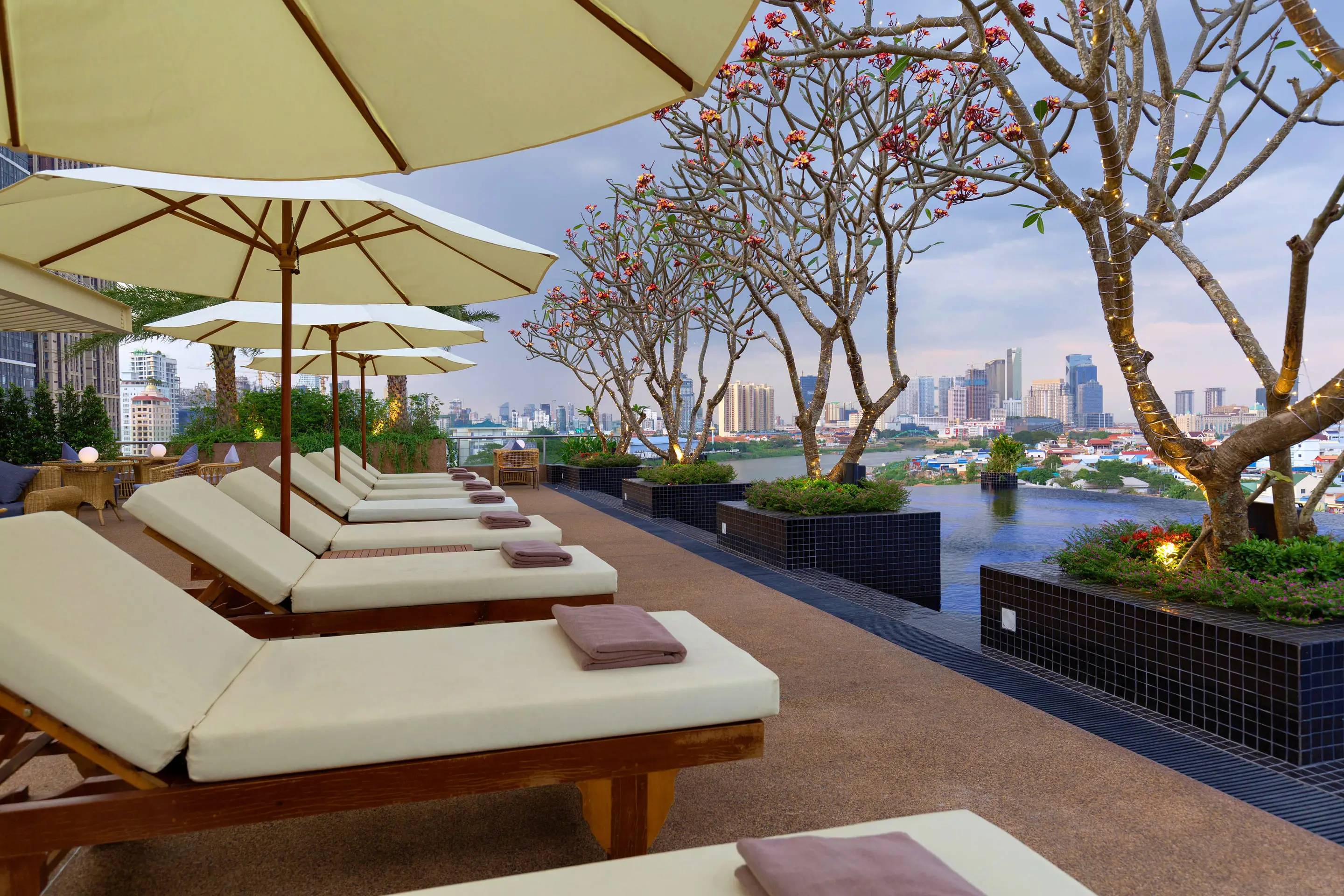 Sun And Moon Riverside Hotel, Phnom Penh, terrace