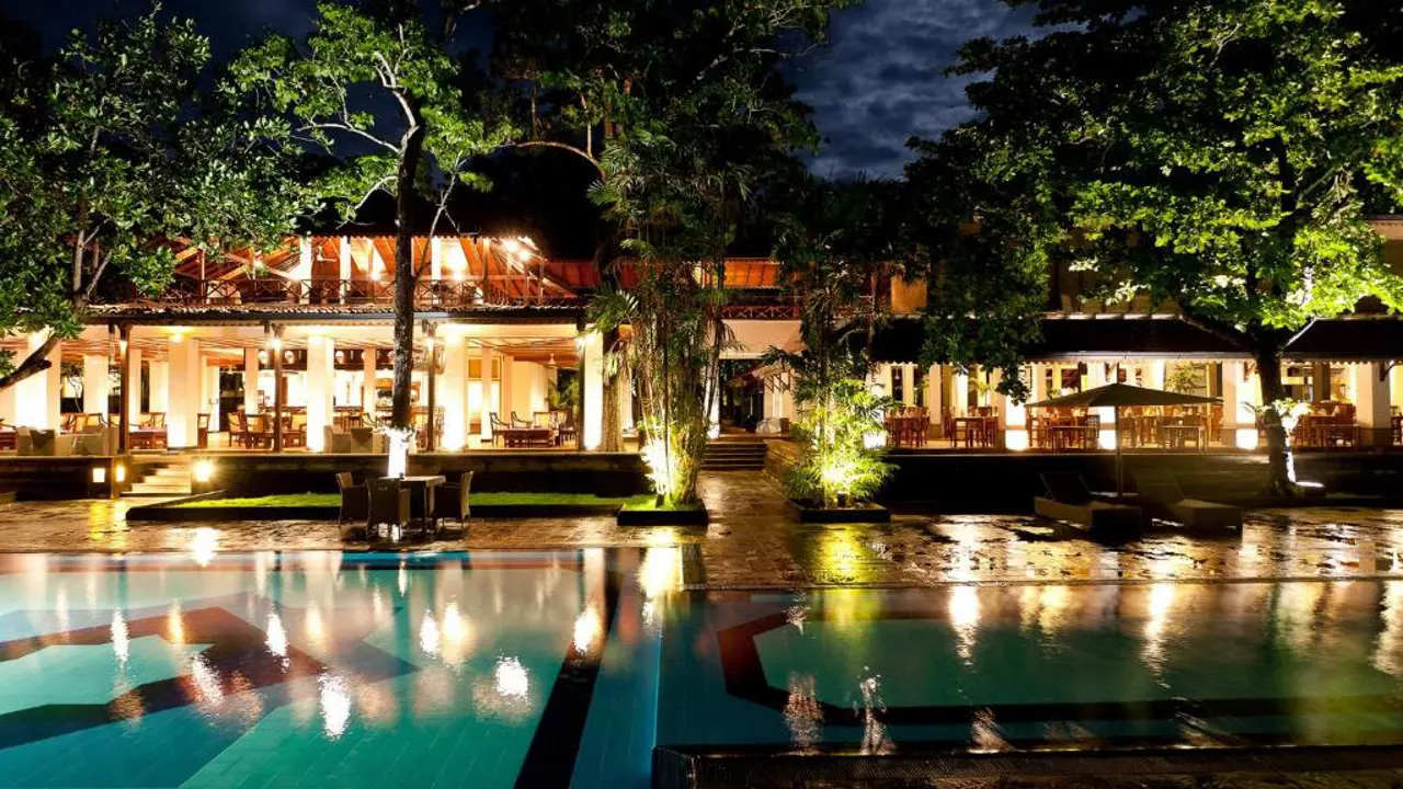 Cinnamon Lodge, Habarana, pool at night