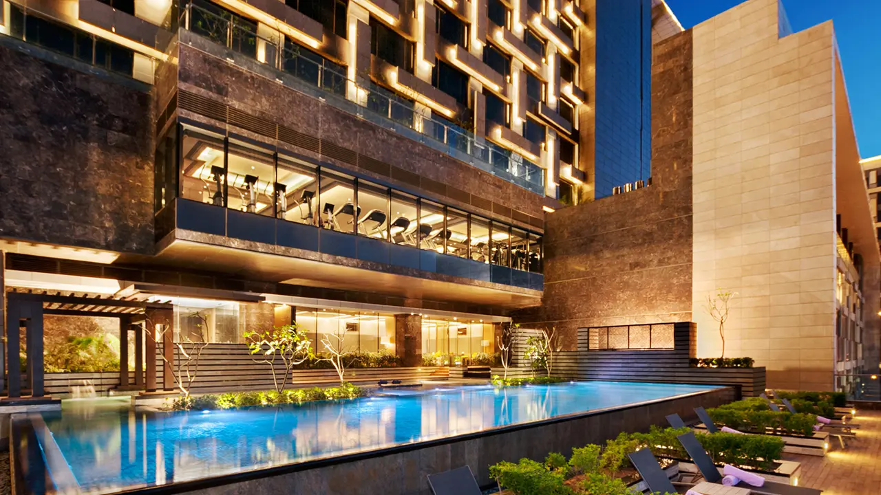 Leela Ambience Convention Hotel, Delhi, pool
