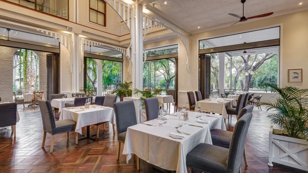 Palm River Hotel, Victoria Falls, dining