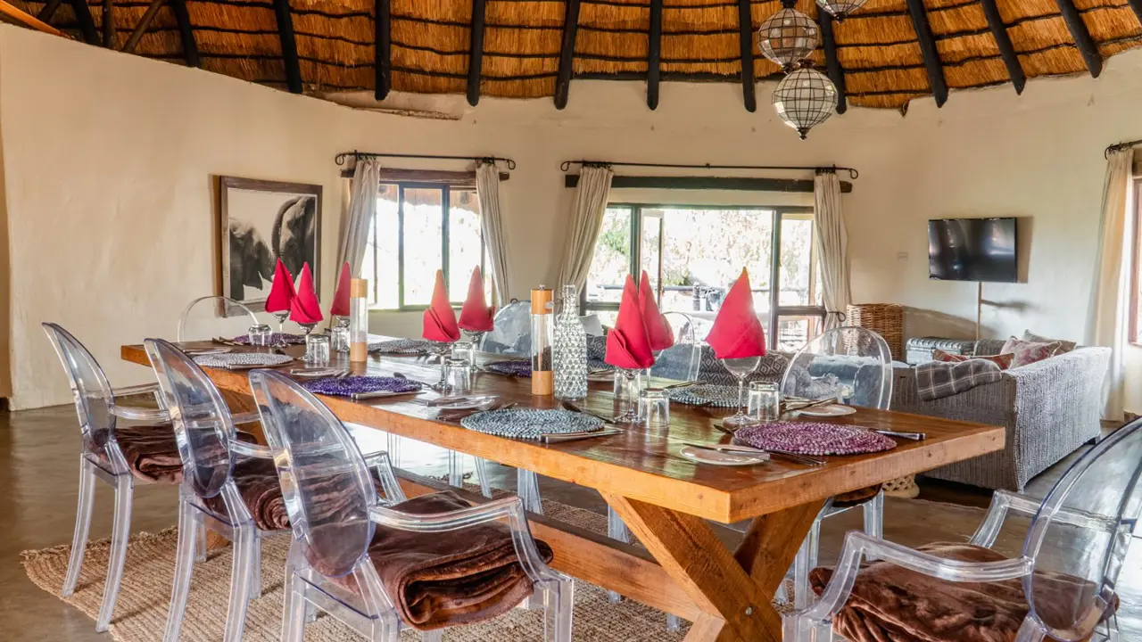  Amalinda Lodge, Matopos Hills, dining