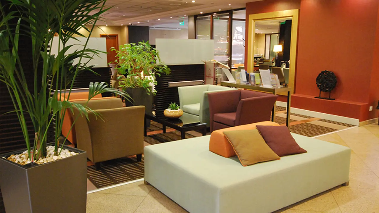 Lions Garden Lounge 08