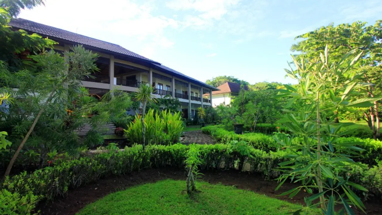 Puri Sari Beach Hotel, Labuan Bajo, gardens