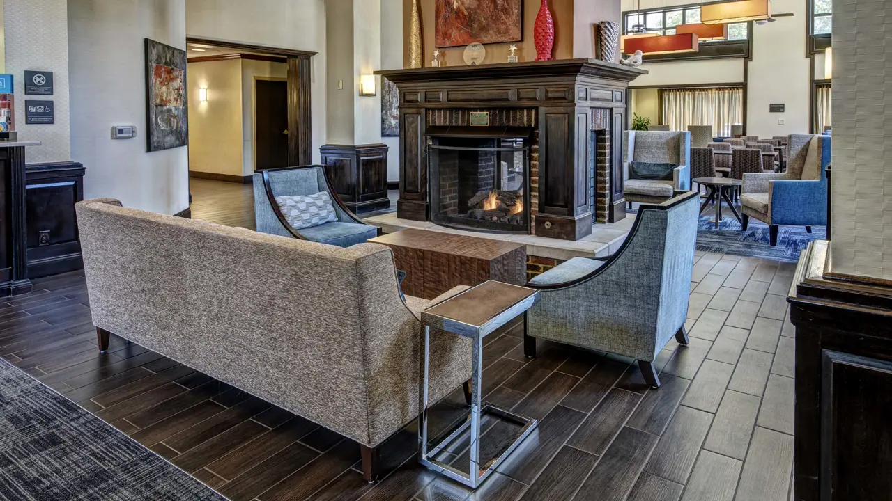 Hampton Inn & Suites, Elliston Place Lounge