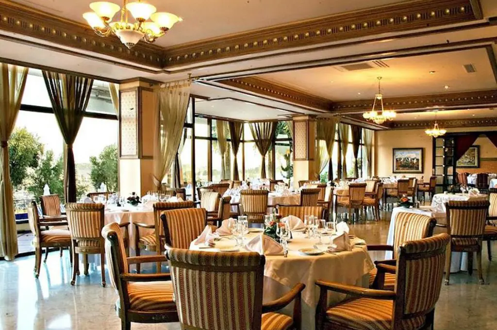 Hotel Les Meridiens, Dining