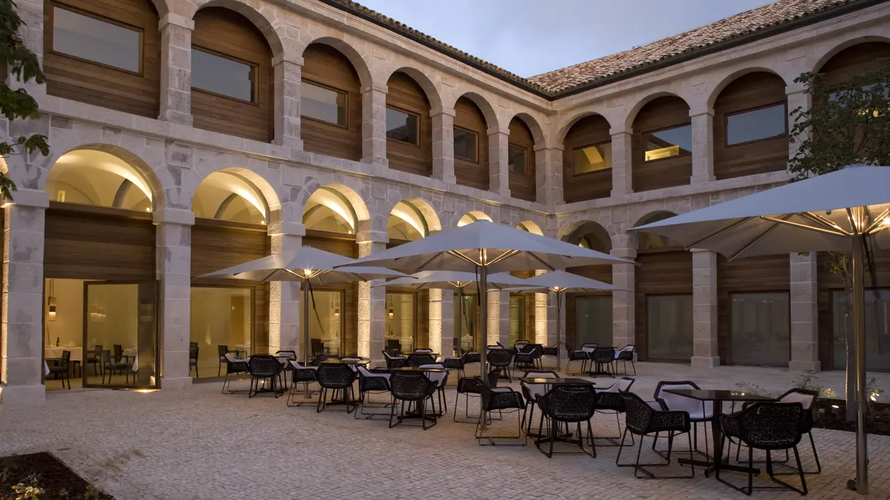 Parador De Alcala De Henares Courtyard