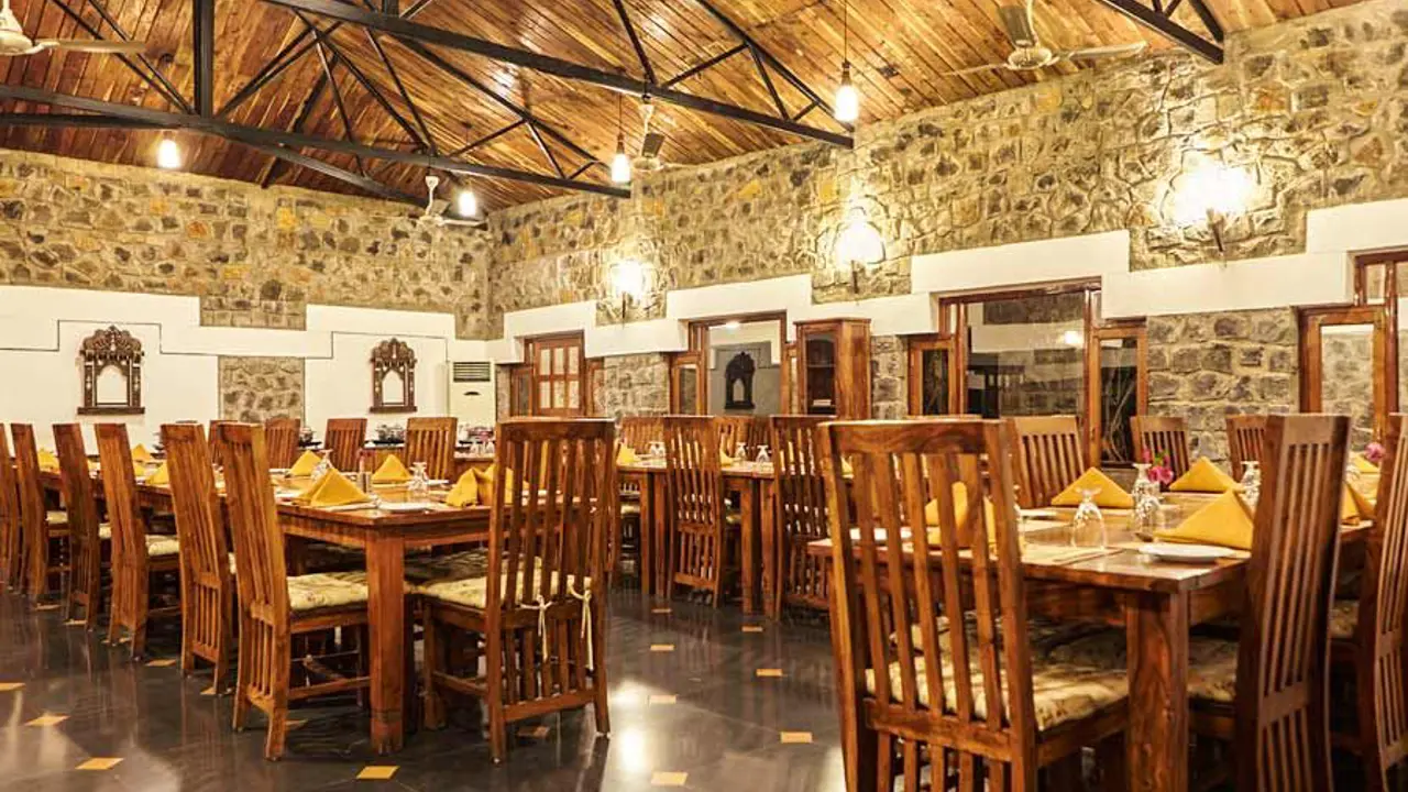 Bandhav Vilas, Bandhavgarh, dining room