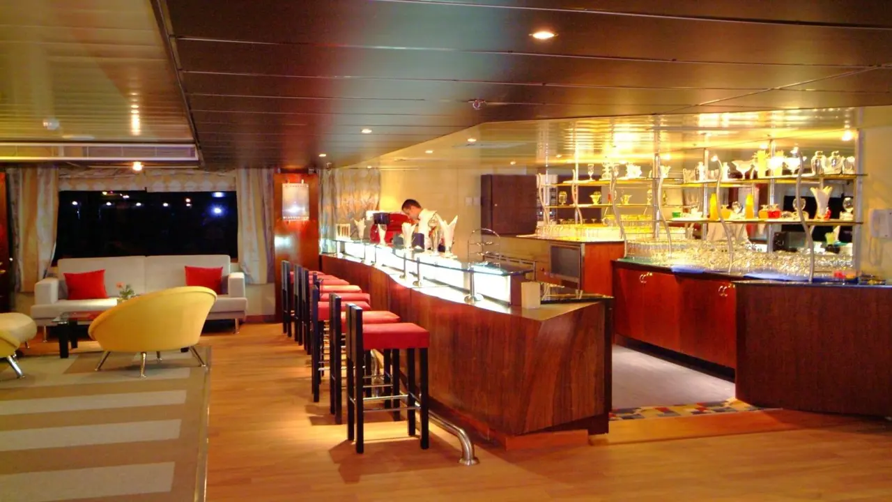 MS Blue Shadow IV, bar