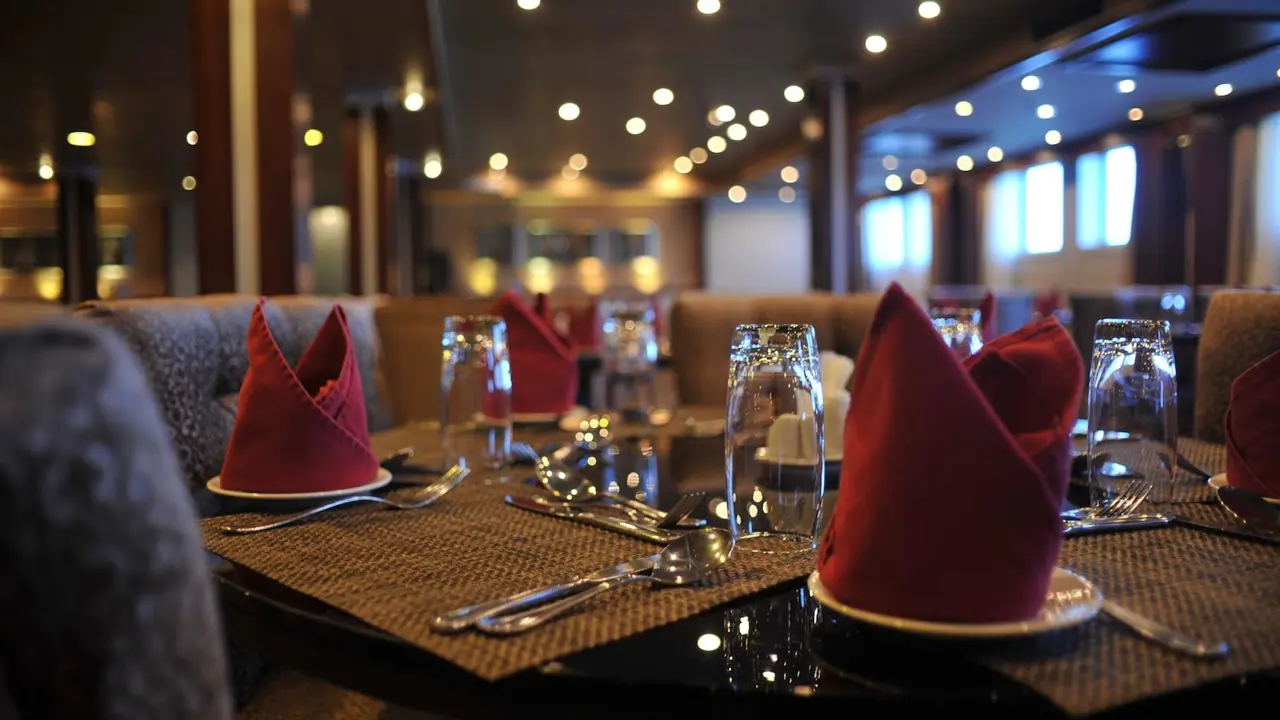 MS Blue Shadow IV, dining