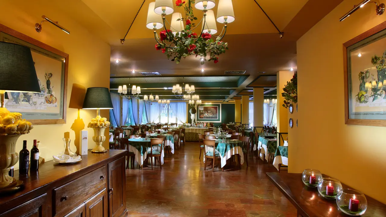 Adua Hotel Restaurant 327