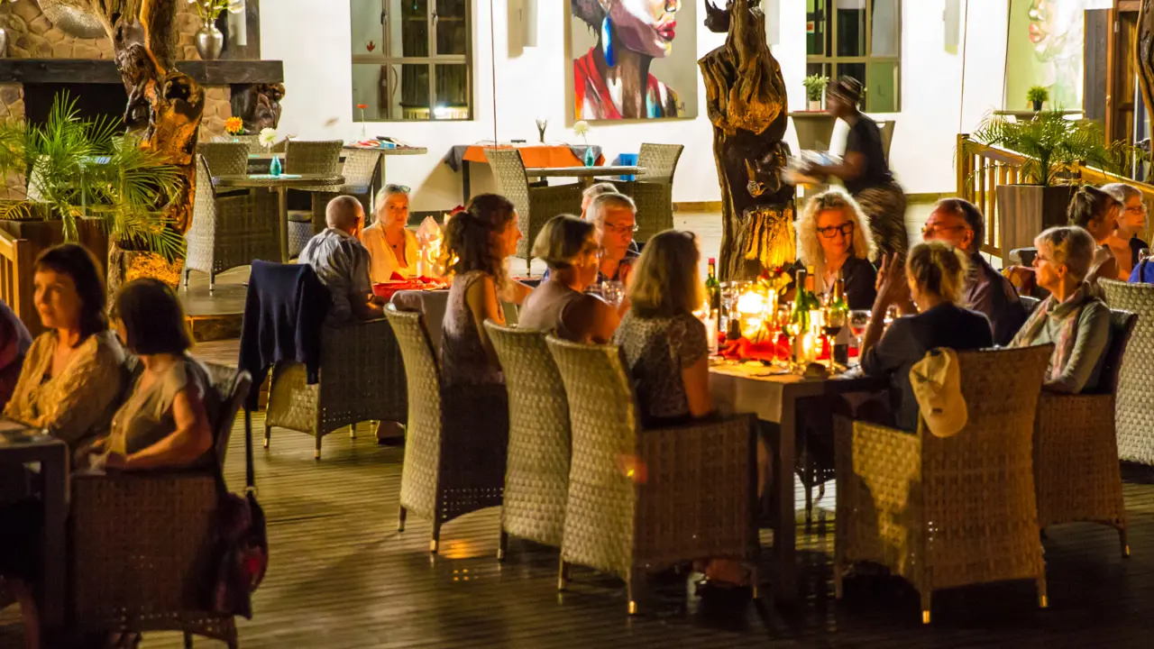 Sebatana Rhino Lodge, guests enjoying dinner