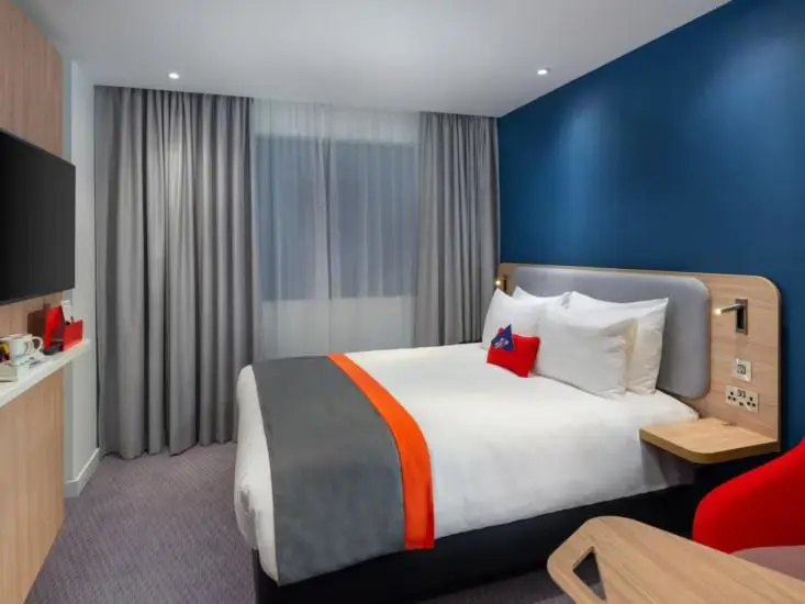Holiday Inn Express Hounslow 5714832623 4X3 (1)