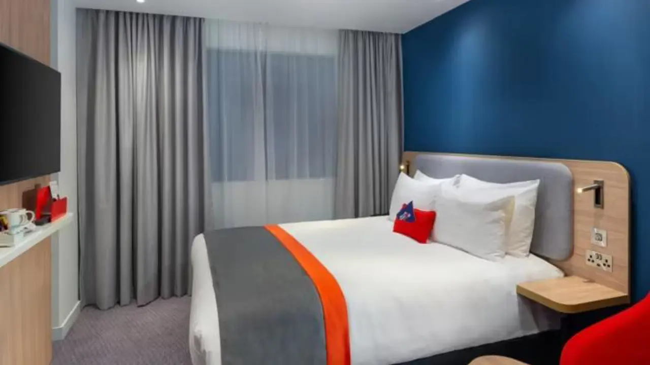 Holiday Inn Express Hounslow 5714832623 4X3 (1)