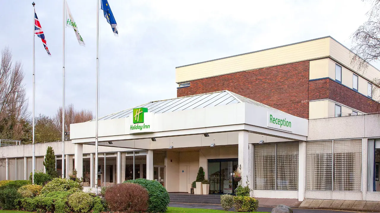 Holiday Inn Shepperton Exterior