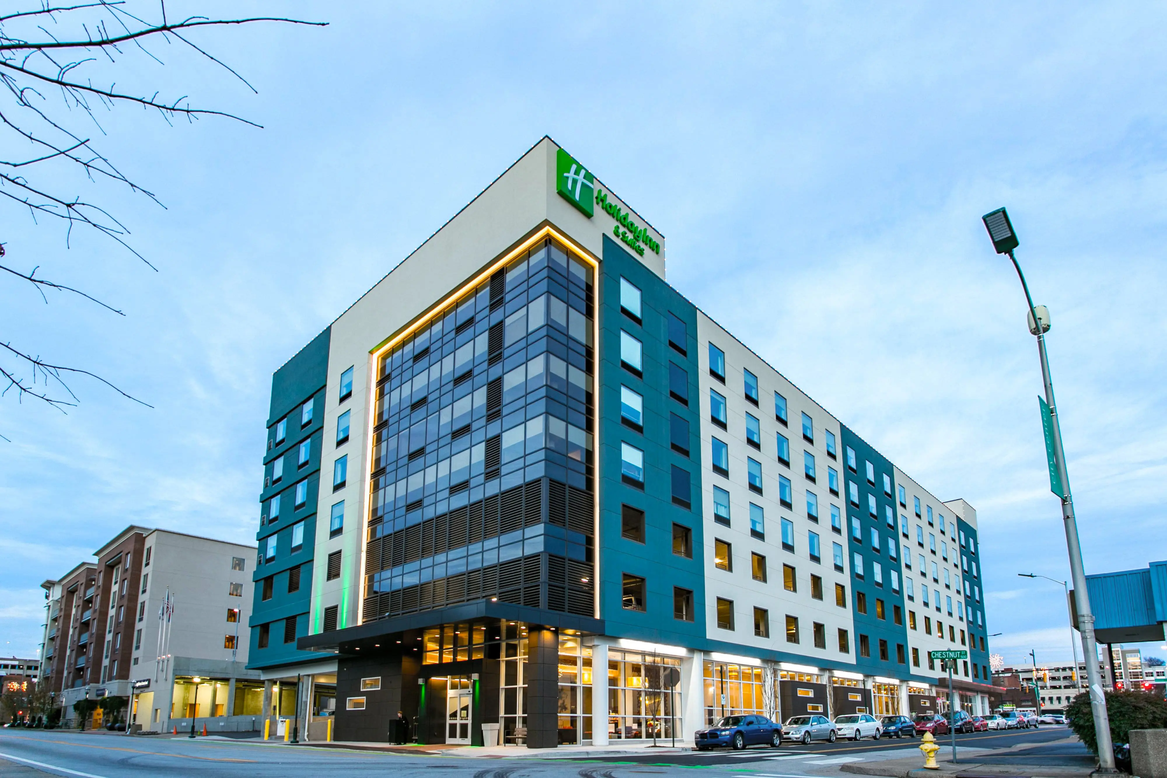Exterior of the Holiday Inn and Suites Downtown in Chattanooga
