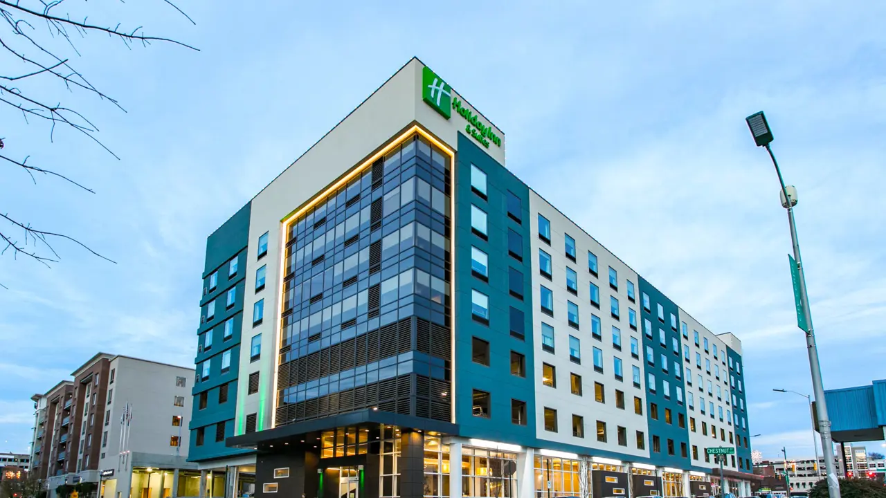 Exterior of the Holiday Inn and Suites Downtown in Chattanooga
