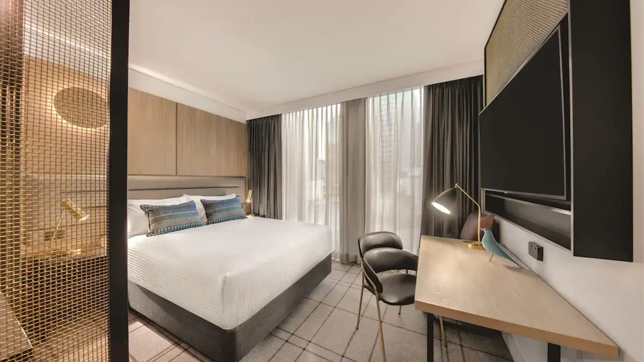 Vibe Hotel Darling Harbour, Sydney, bedroom