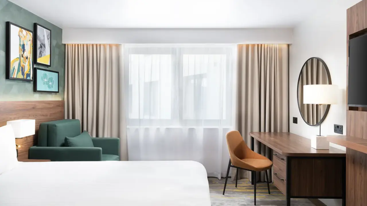 Holiday Inn Gatwick Rooms (1)