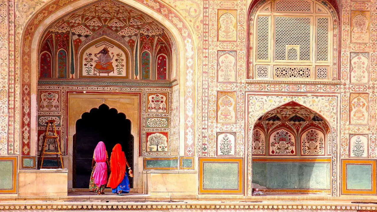 Entrance door of Amber Fort in India, showcasing intricate carvings and traditional Mughal-style sandstone architecture