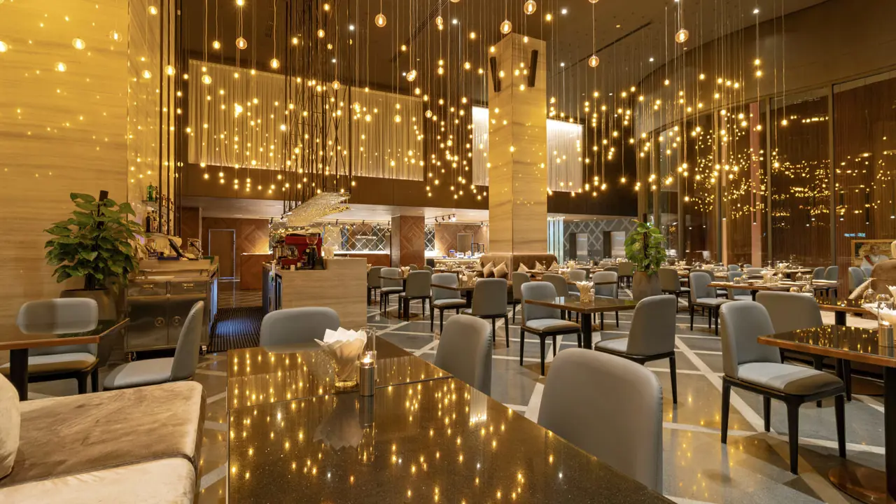 Sun And Moon Riverside Hotel, Phnom Penh, dining