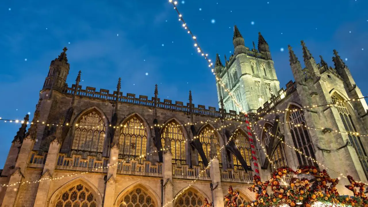 Christmas market stalls and Abbey, Bath