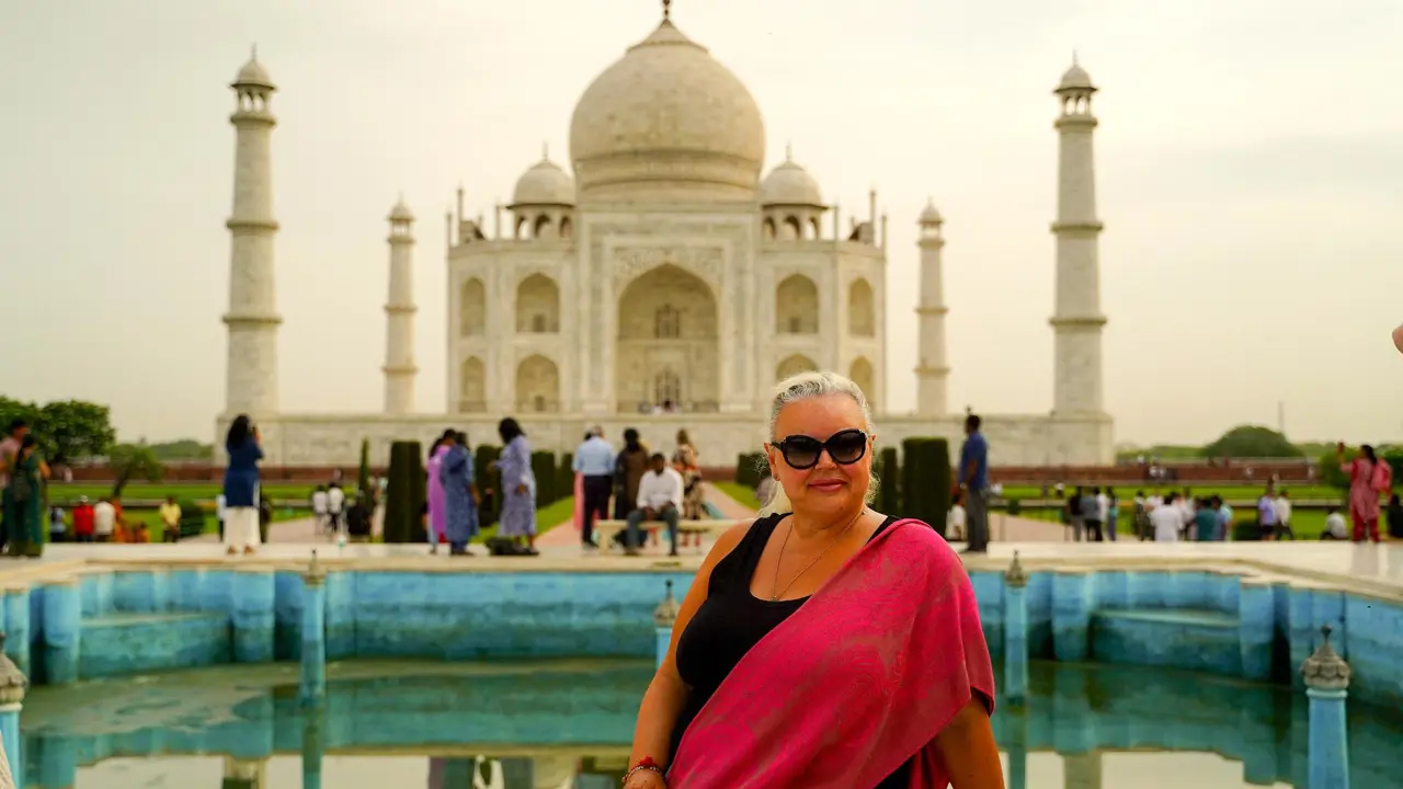 Customer in front of Taj Mahal, Agra