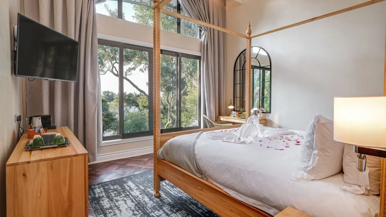 Palm River Hotel, Victoria Falls, bedroom