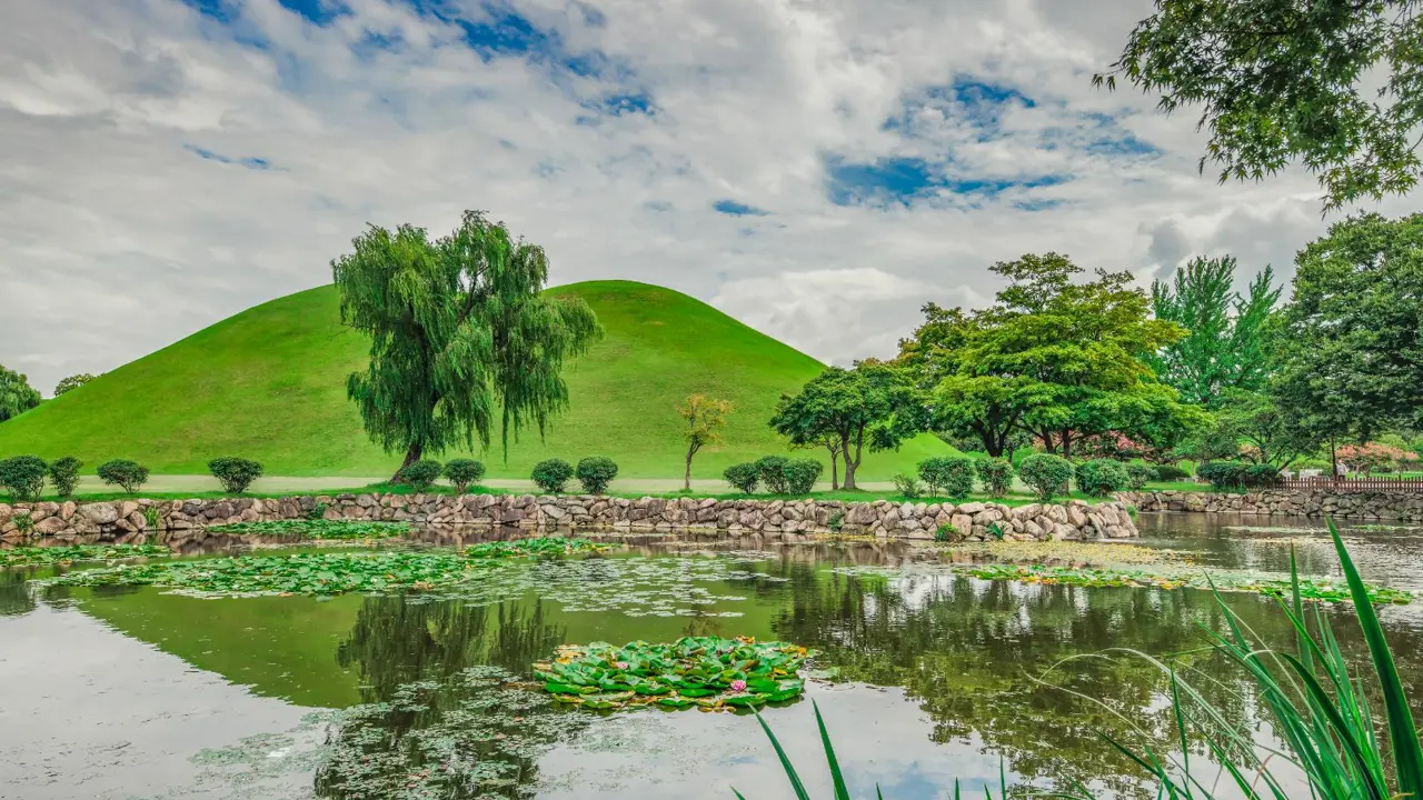Daereungwon Royal Tomb Park, Gyeongju