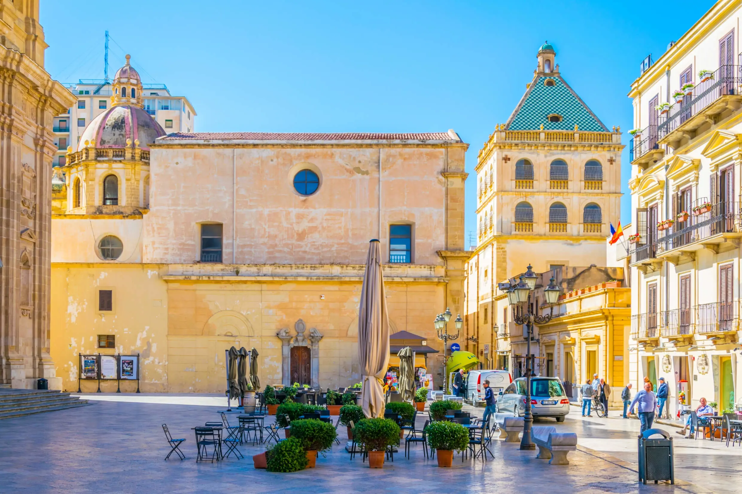 Piazza Loggia In Marsala with al fresco dining