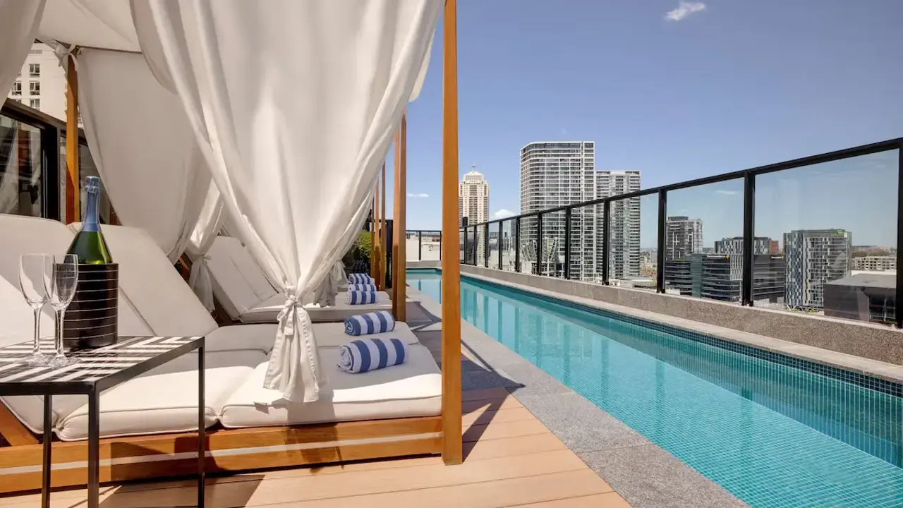 Vibe Hotel Darling Harbour, Sydney, pool