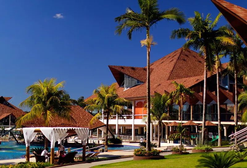 The palm tree lined exterior of Recanto Cataratas resort, Iguazú Falls