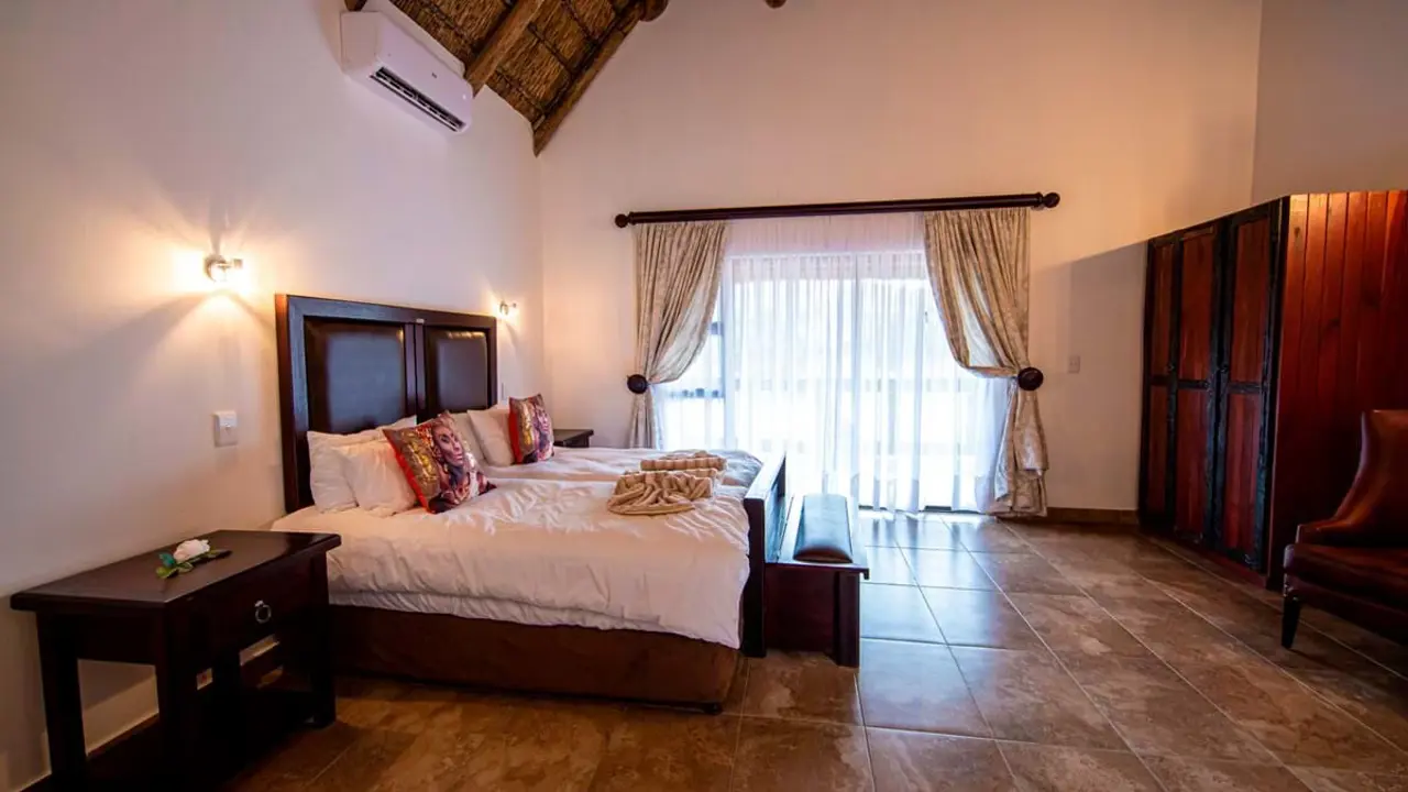 Sebatana Elephant Lodge, double bed