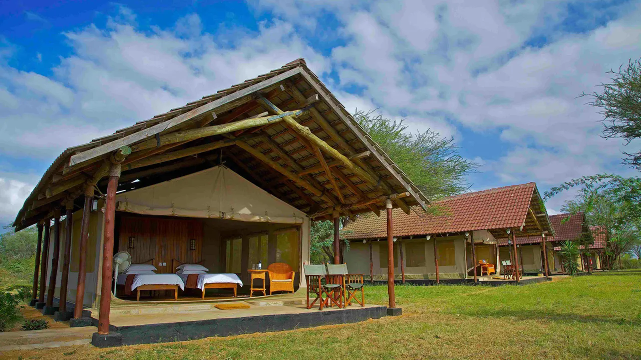 Ashnil Aruba Lodge, Tsavo East, tented bedroom
