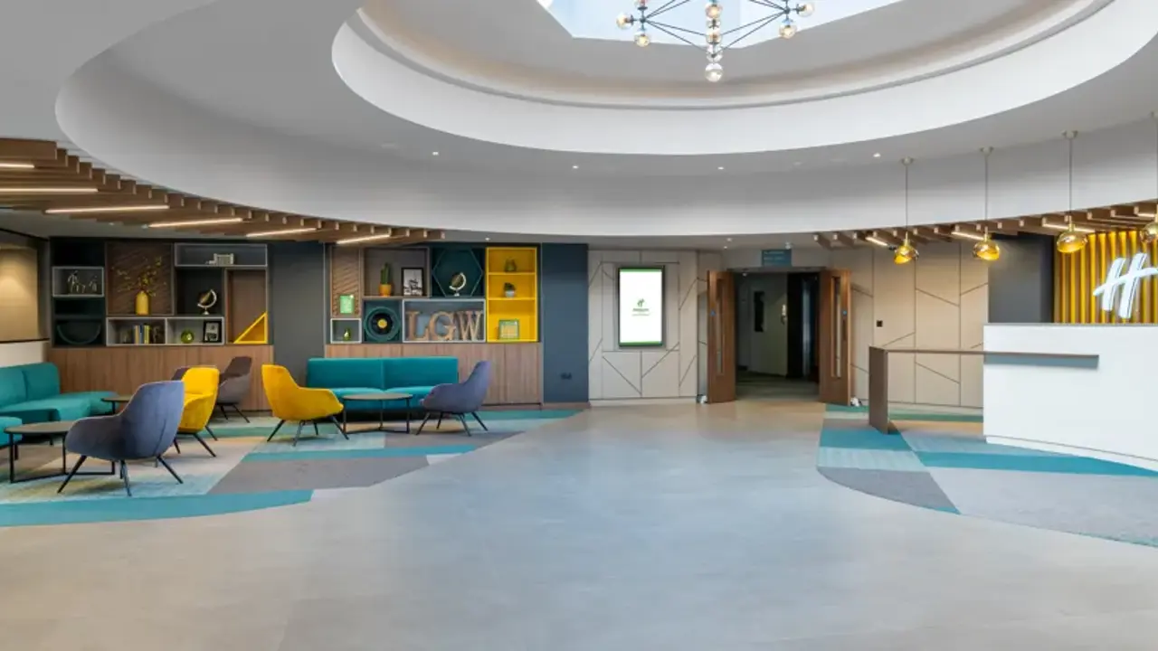 Holiday Inn Gatwick Lobby