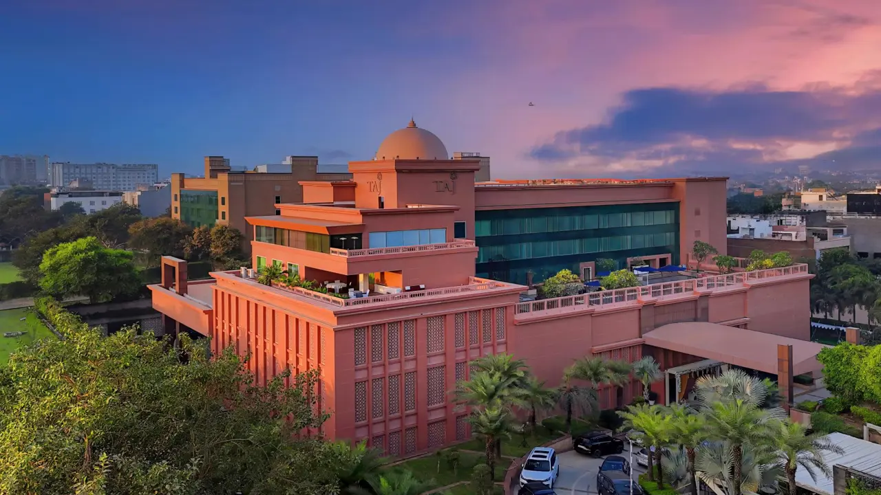 Taj Hotel, Agra, exterior
