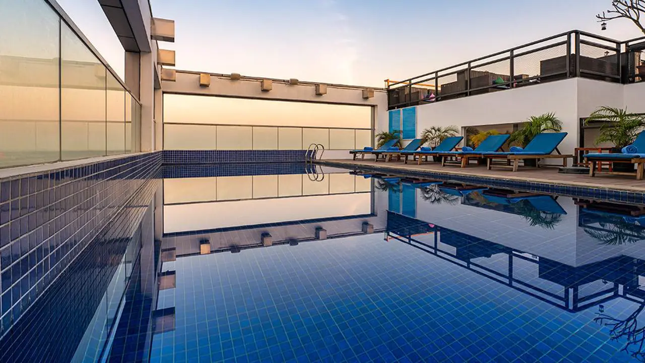 V V Hotel, Battambang, pool