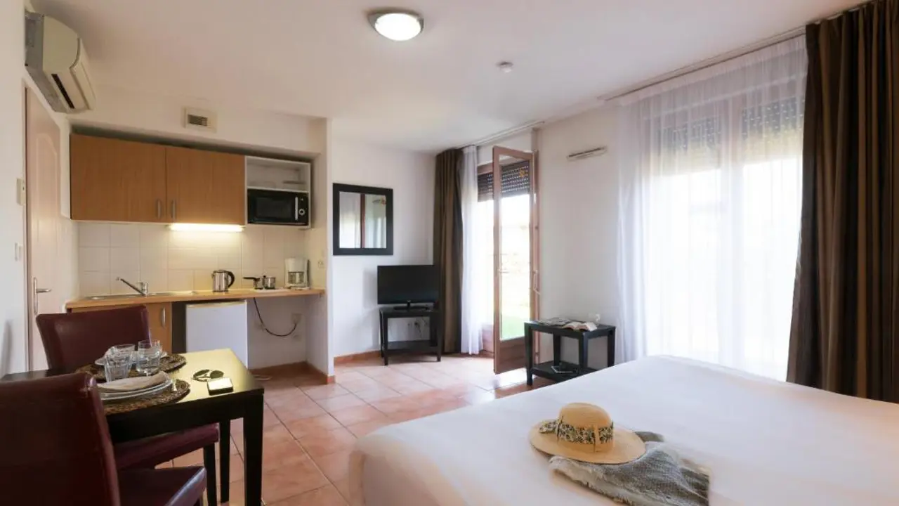 Carcassonne Cerise Kitchette