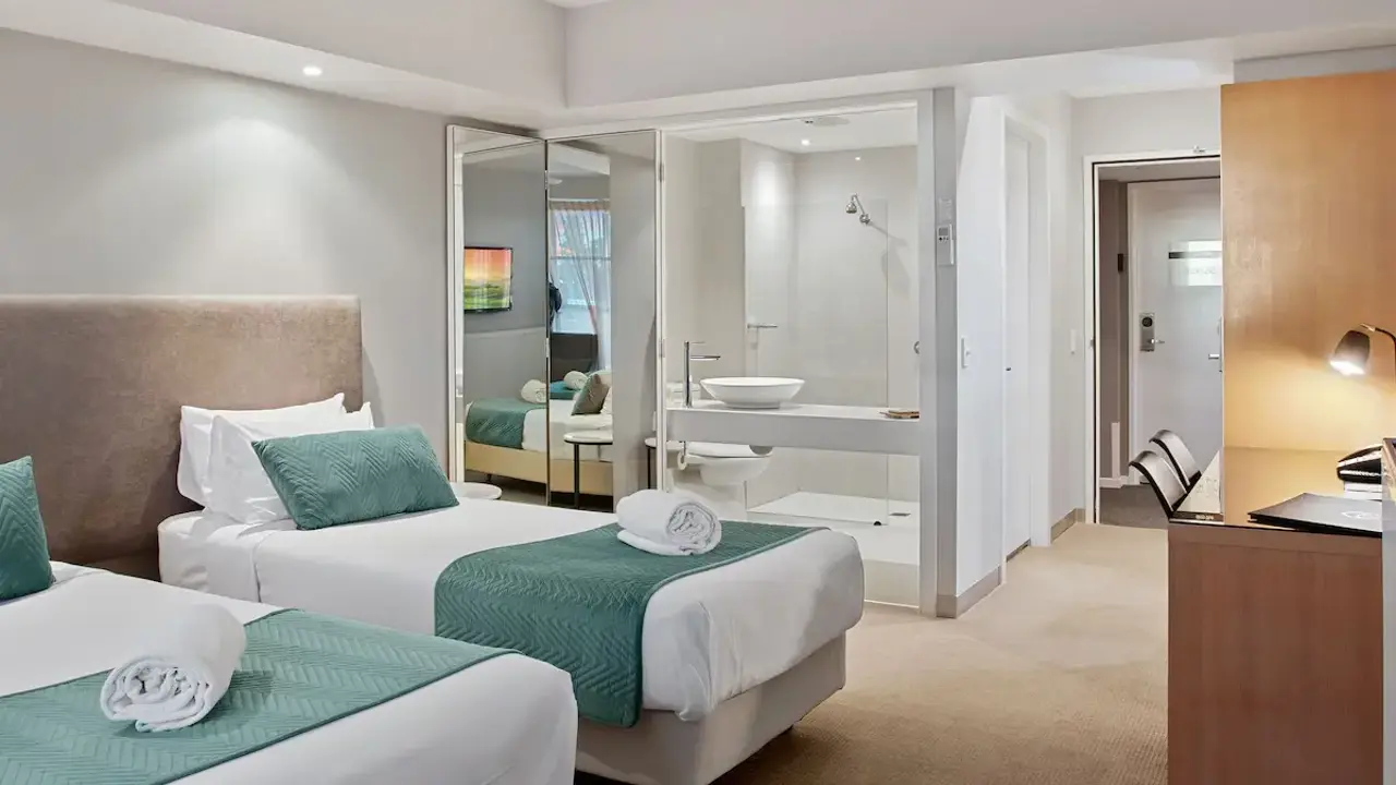 Deep Blue Hotel & Hot Springs, Warrnambool, bedroom