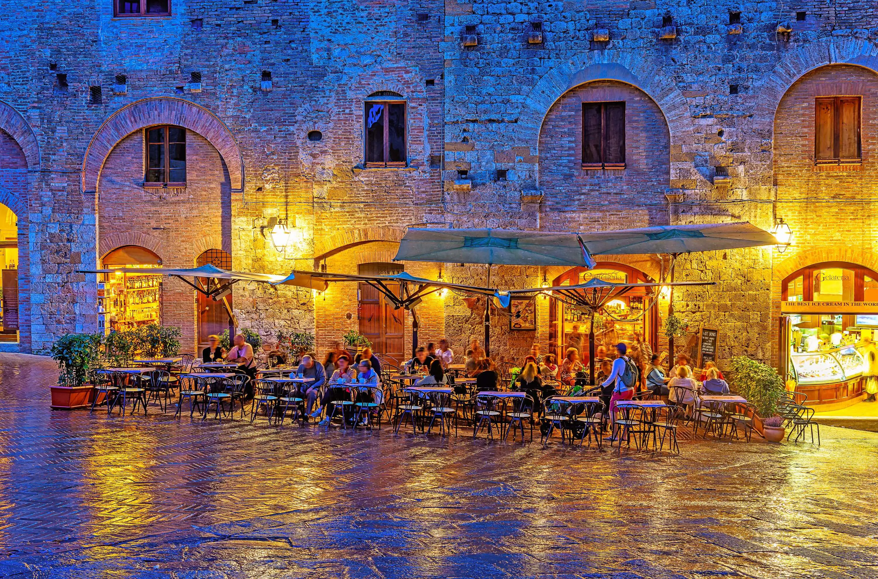 People dining al freso in Tuscany