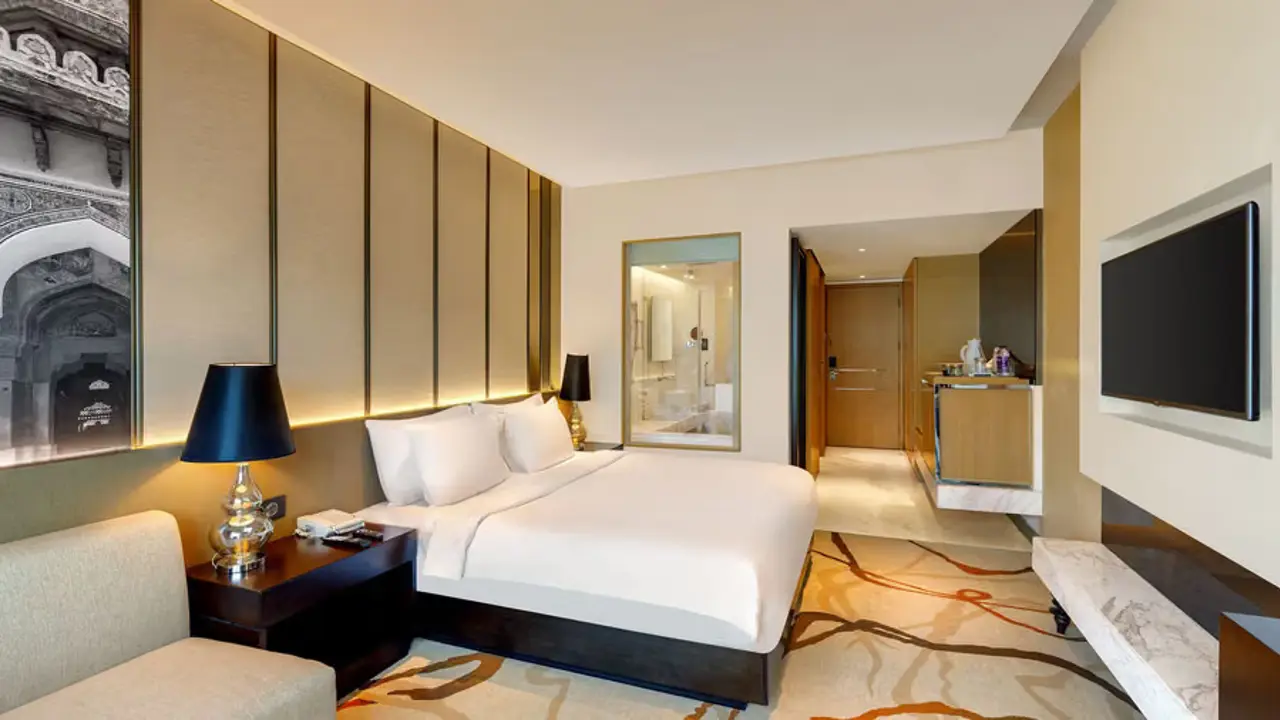 Pride Plaza Hotel Aerocity, Delhi, bedroom