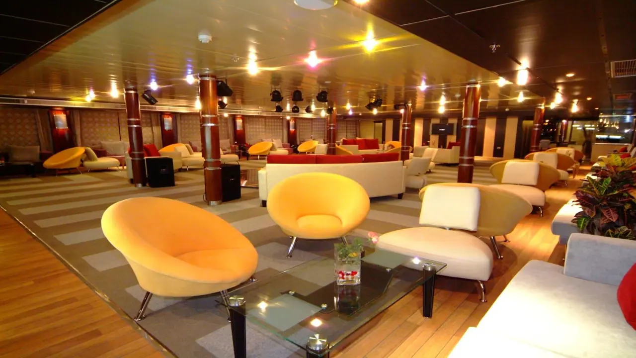 MS Blue Shadow IV, lounge