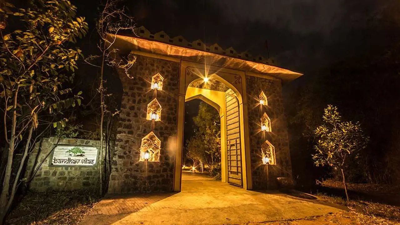Bandhav Vilas, Bandhavgarh, night-time view of the entrance
