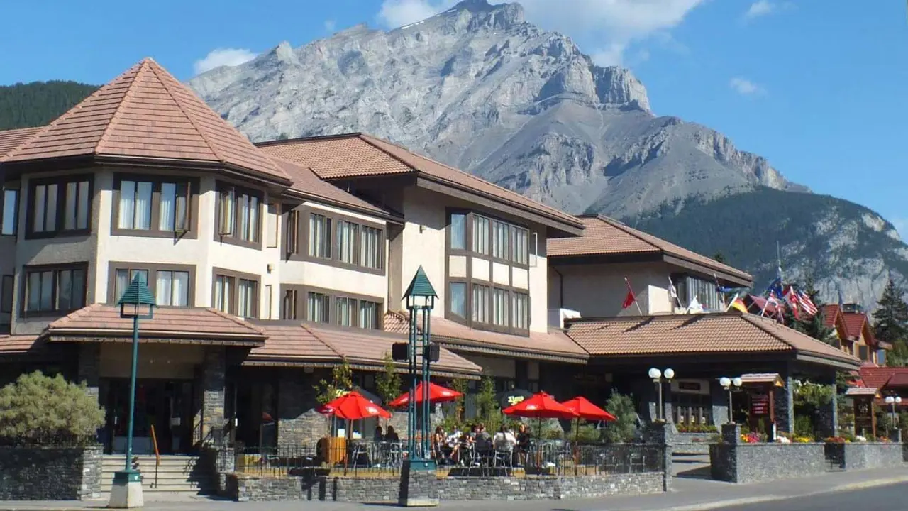 Elk And Avenue Hotel Banff 1
