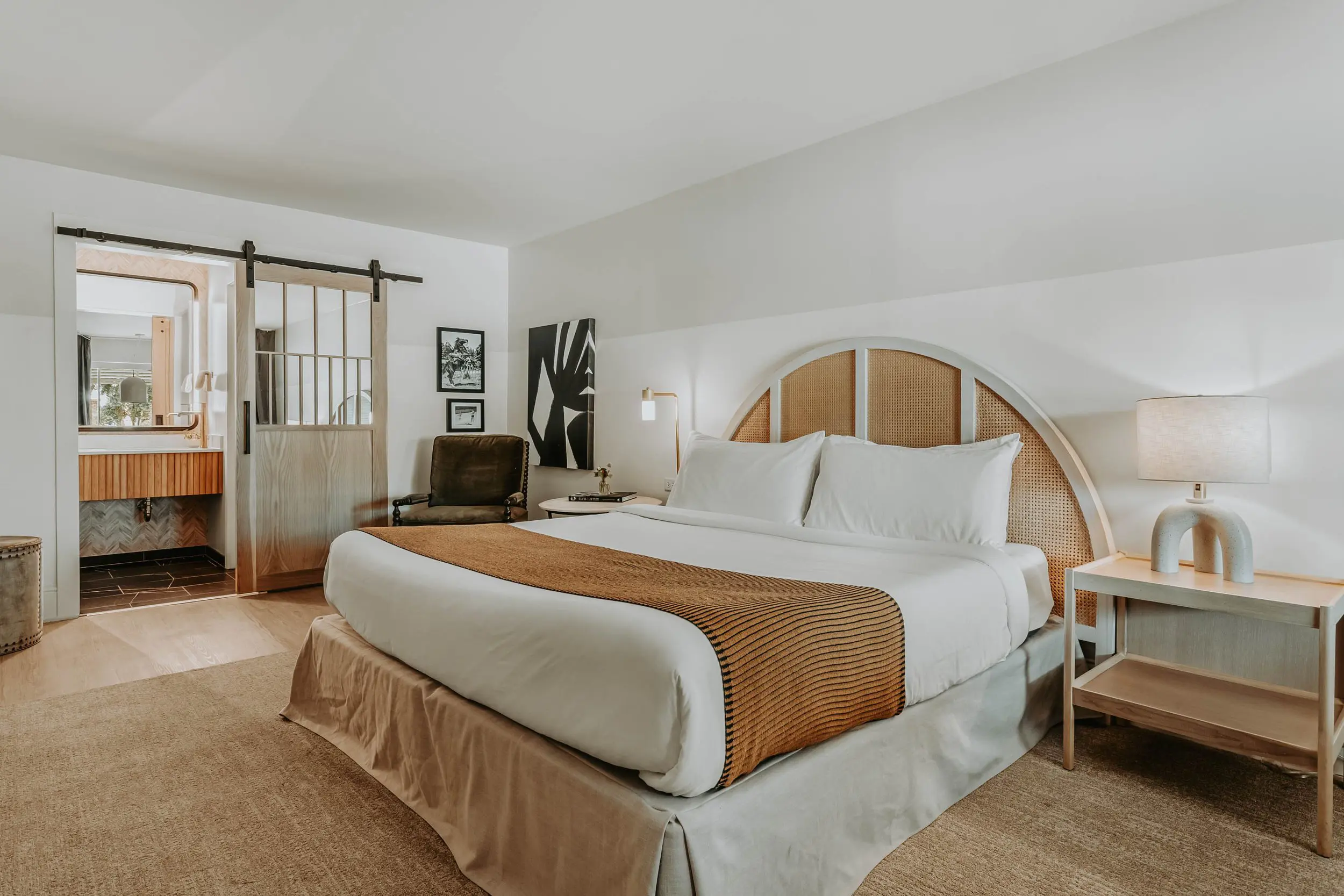 Cosy double room at Gulf Hills Resort in Ocean Springs with one queen bed, soft lighting and neutral décor