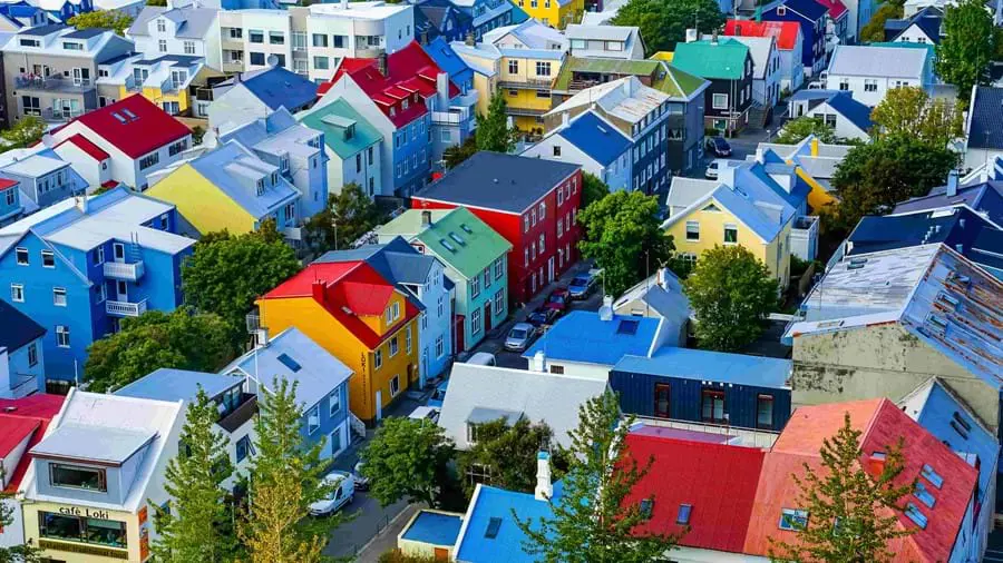 Bird eye view of an Icelandic town, with colourful houses.