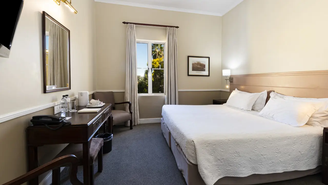 Queen’s Hotel By BON Hotels, Oudtshoorn, bedroom