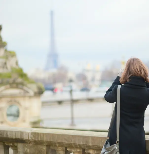 Sh_130339766 Solo woman, Paris